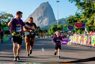 Ultramaratonista cruza a linha de chegada com a filha autista 